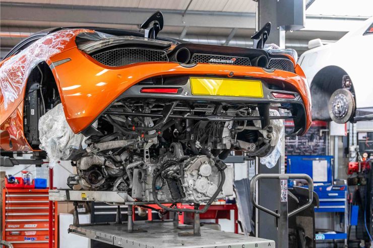 //exclusiveautorepairingdubai.com/wp-content/uploads/2024/08/mclaren-workshop-2-740x493-1.jpg